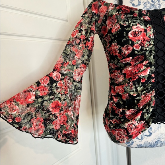 Floral lace off the shoulder Blouse - Picture 4 of 4